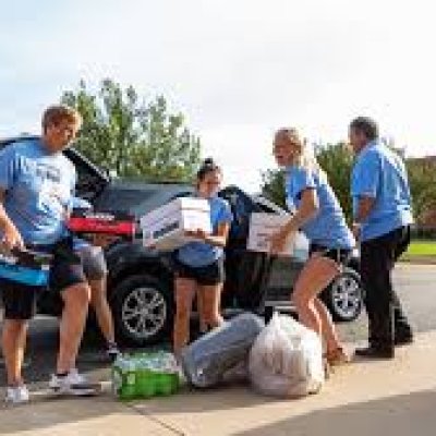 MeetState Volunteers helping students move in