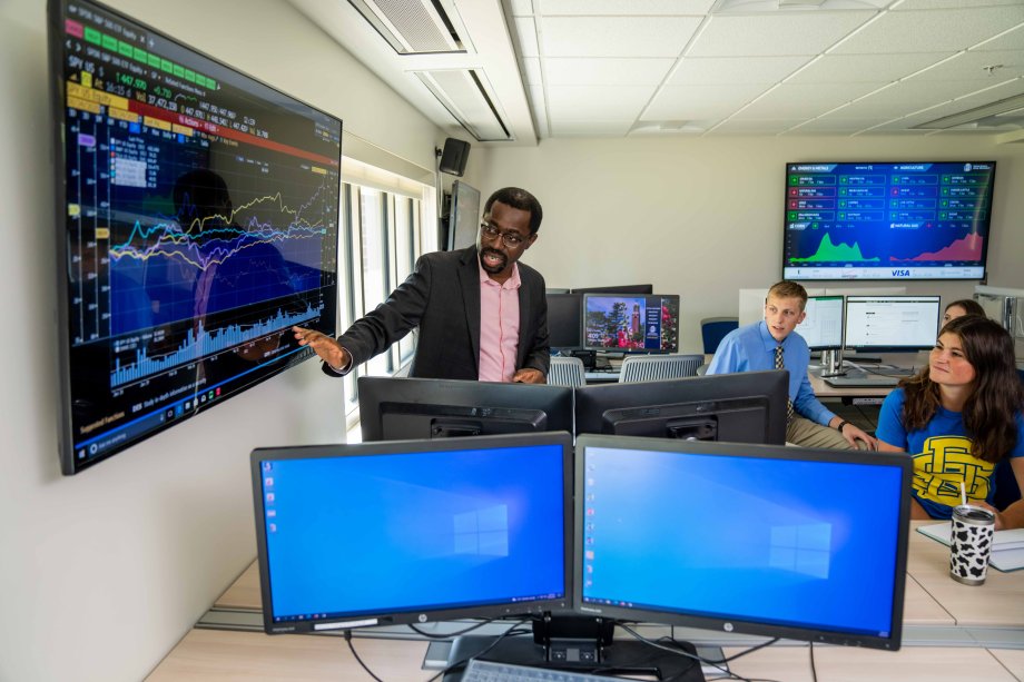 students learn in the eTrading lab