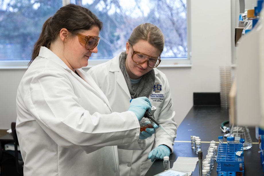 2018 FAST Fellow Caroline Kincade  and PhD student Heather Deter in Butzin Lab