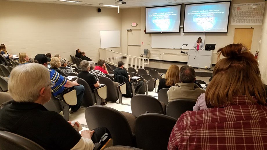 Through SDSU Extension’s Strengthening the Heartland Program, Dodi Haug presents a seminar on opioids at the Brookings Empowerment Group’s October Forum. 