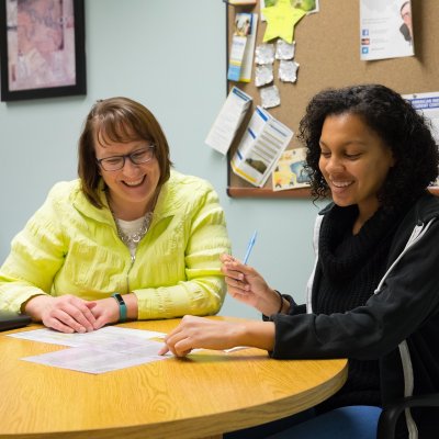 Academic Advising Certificate - Image of academic advisor meeting with a student.