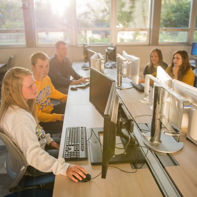 Economic students at a computer.