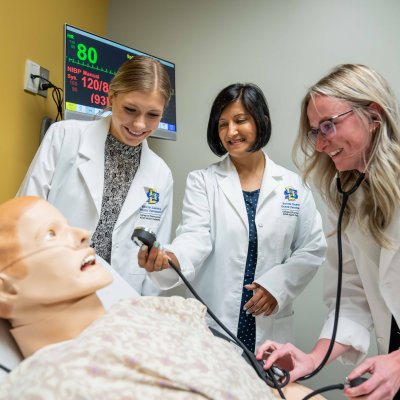 Faculty and students learn with simulation mannequin