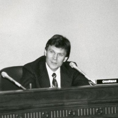Tom Daschle chairing a meeting