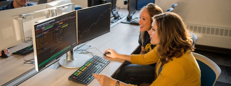 Economic students at a computer.