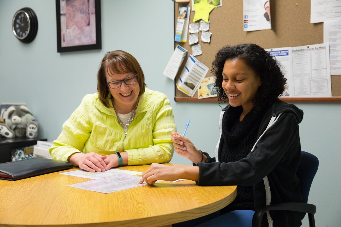 Academic Advising Certificate - Image of academic advisor meeting with a student.