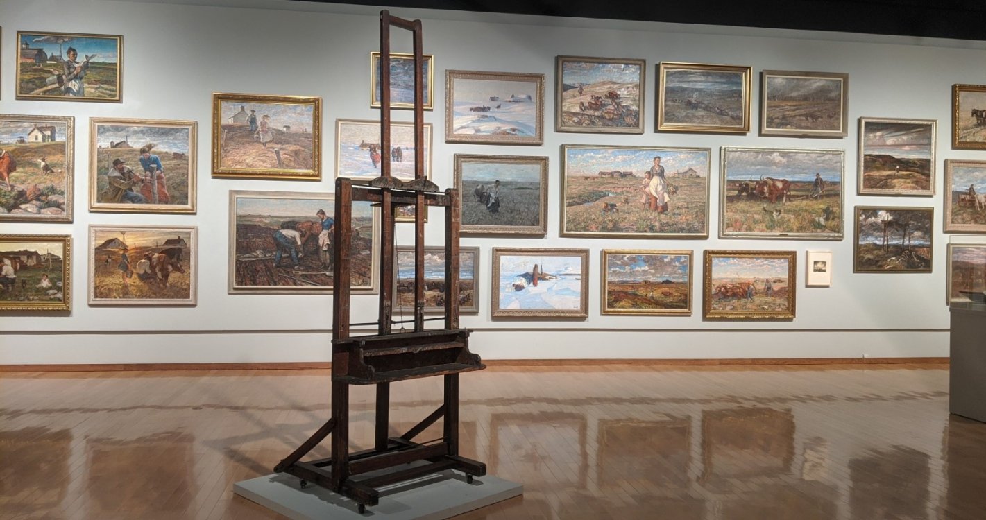 Harvey Dunn's easel on display in the "ALL DUNN" exhibition 