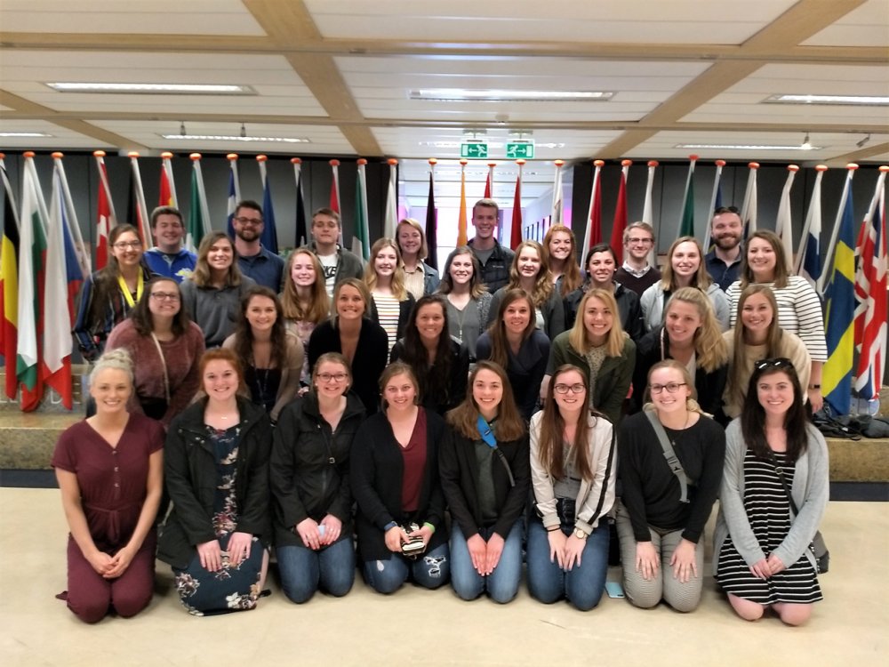 Full group photo of Netherlands and Belgium study abroad. 