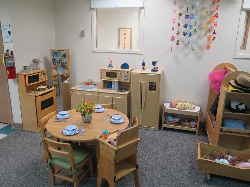 Kitchen dramatic play area in the 3 & 4 year old classroom.
