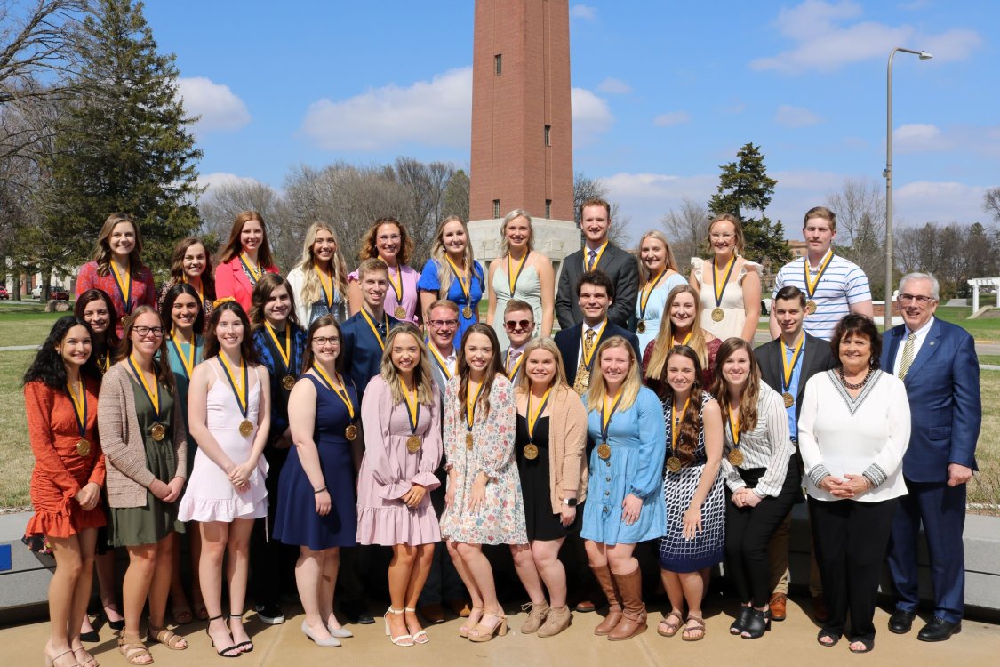 Graduates of the Fishback Honors College in front of the Campanile with President Barry Dunn and First Lady Jane Dunn
