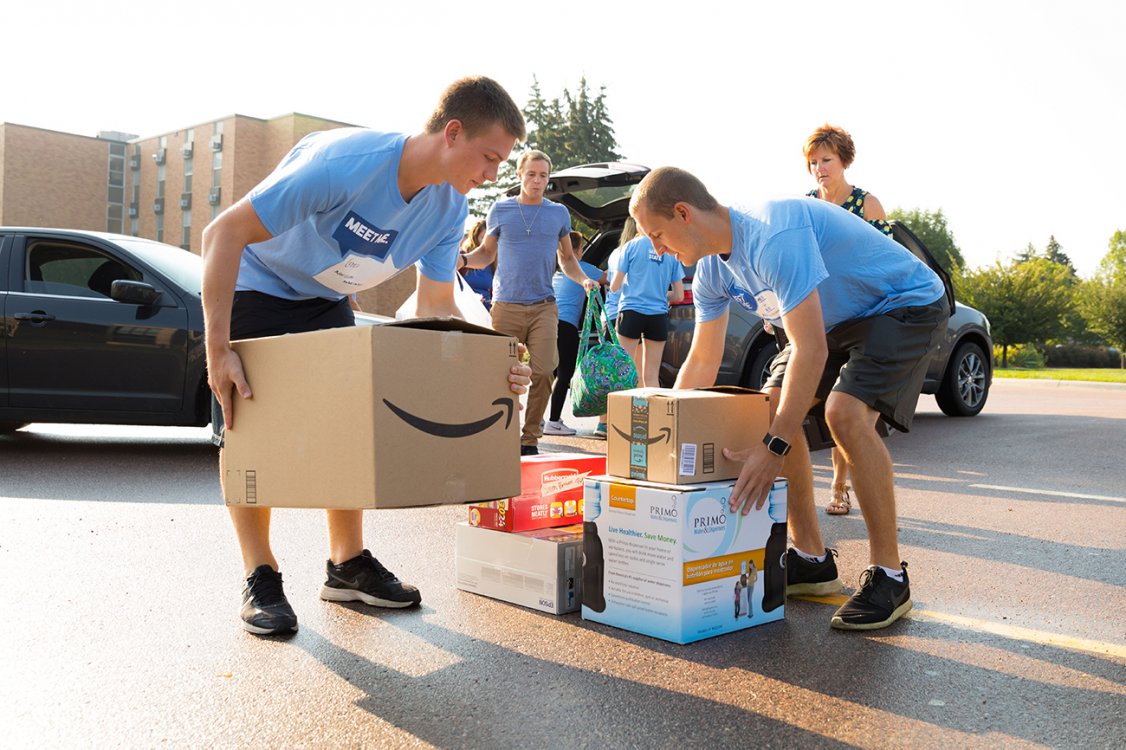 Current SDSU students assisting incoming freshman with move-in